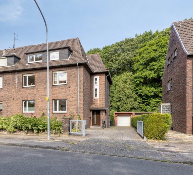 Ansicht Stra�e Oberhausen Mehrfamilienhaus 2-3 Familienhaus am Waldrand - Viel Platz f�r mehrere Generationen
