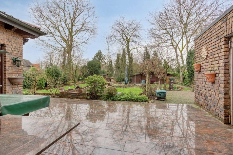 Terrasse mit Blick in den Garten Einfamilienhaus Oberhausen