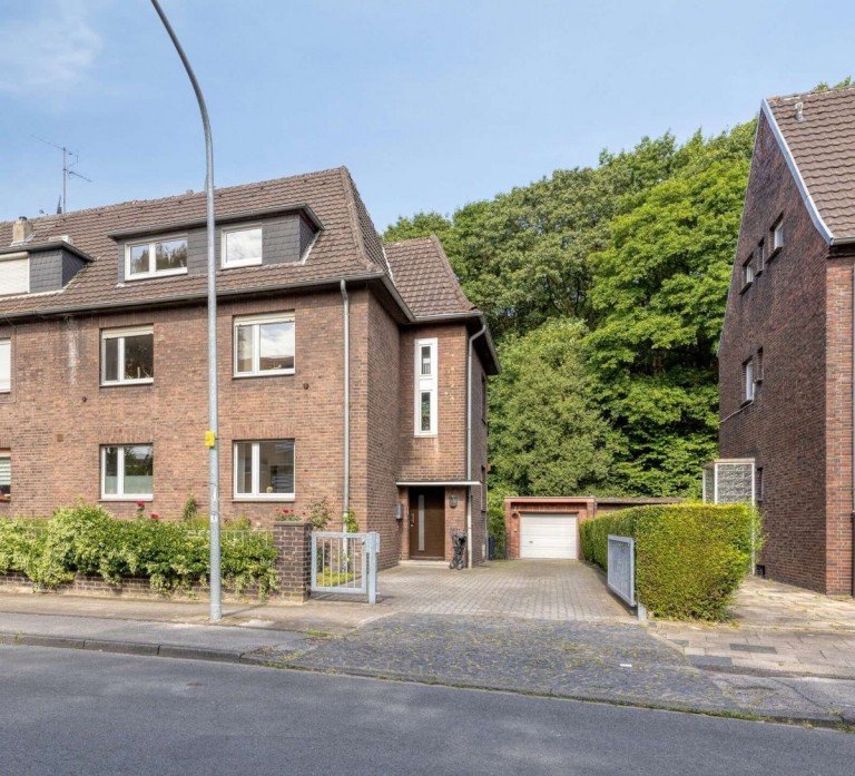 Ansicht Stra�e Oberhausen Mehrfamilienhaus 2-3 Familienhaus am Waldrand in Oberhausen-Sterkrade