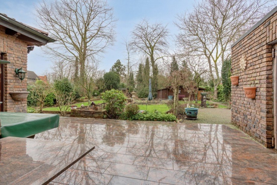 Terrasse mit Blick in den Garten Einfamilienhaus Oberhausen
